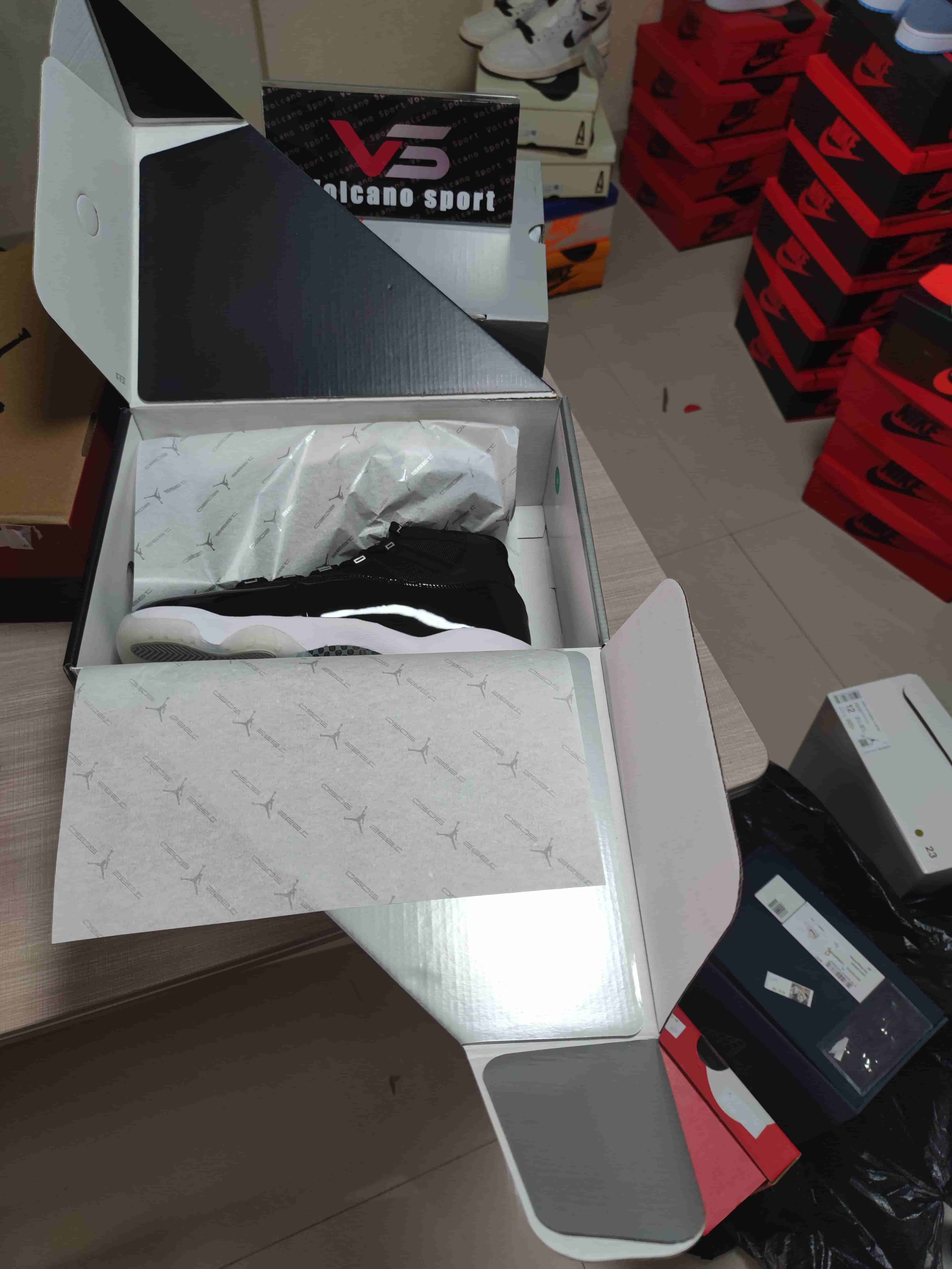 Jordan 11 25th Anniversary AR0715-011