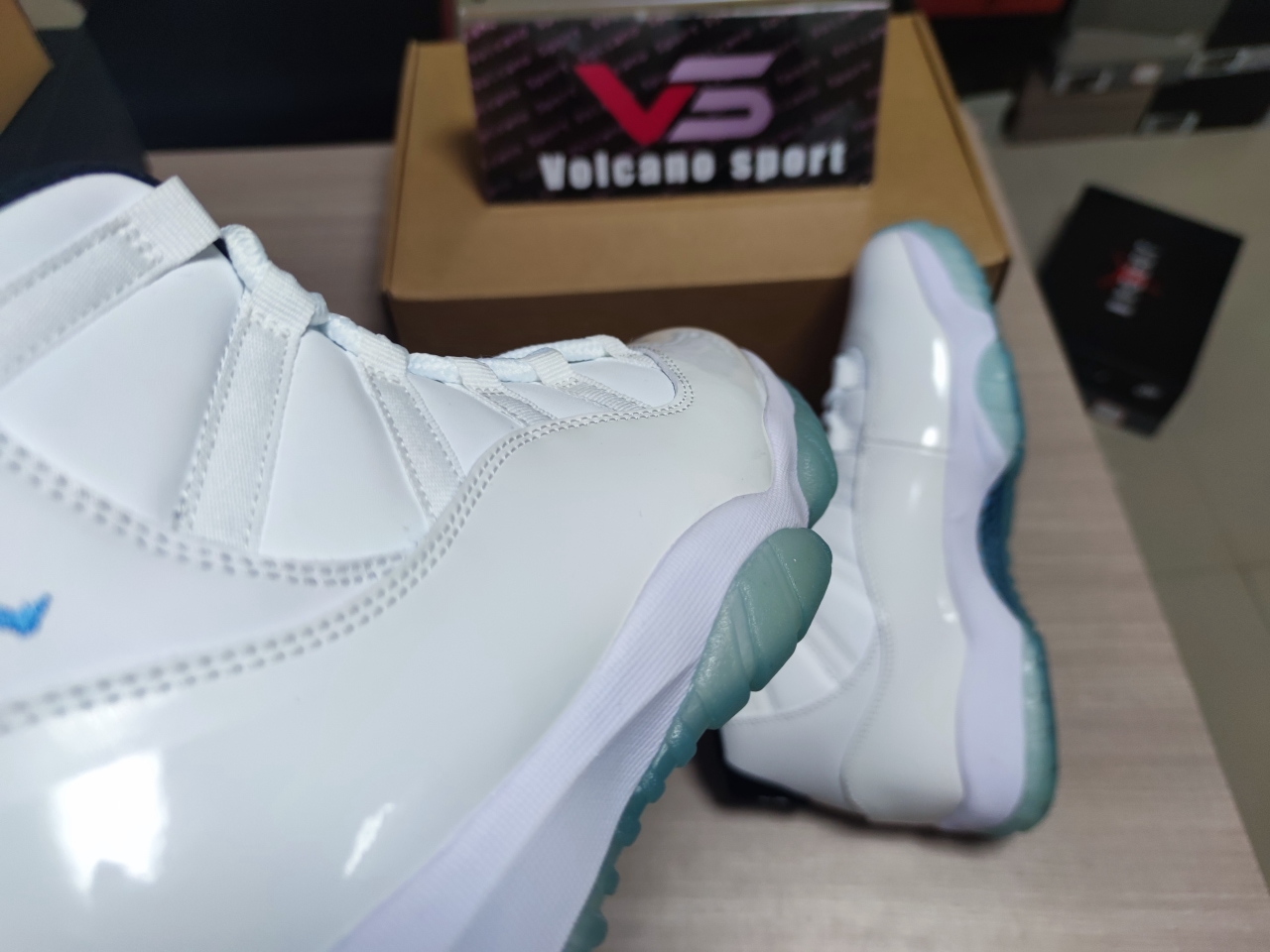 Jordan 11 “Legend Blue” 378037 117