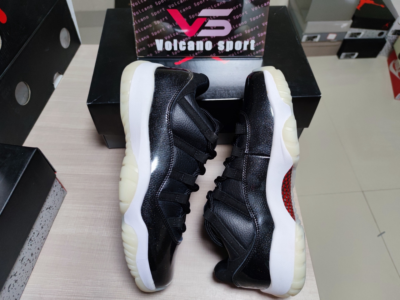 Jordan 11 Low 72-10 AV2187-001