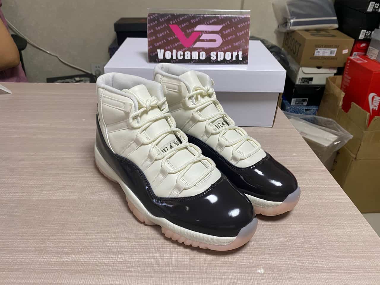Jordan 11 “Neapolitan”AR0715-101