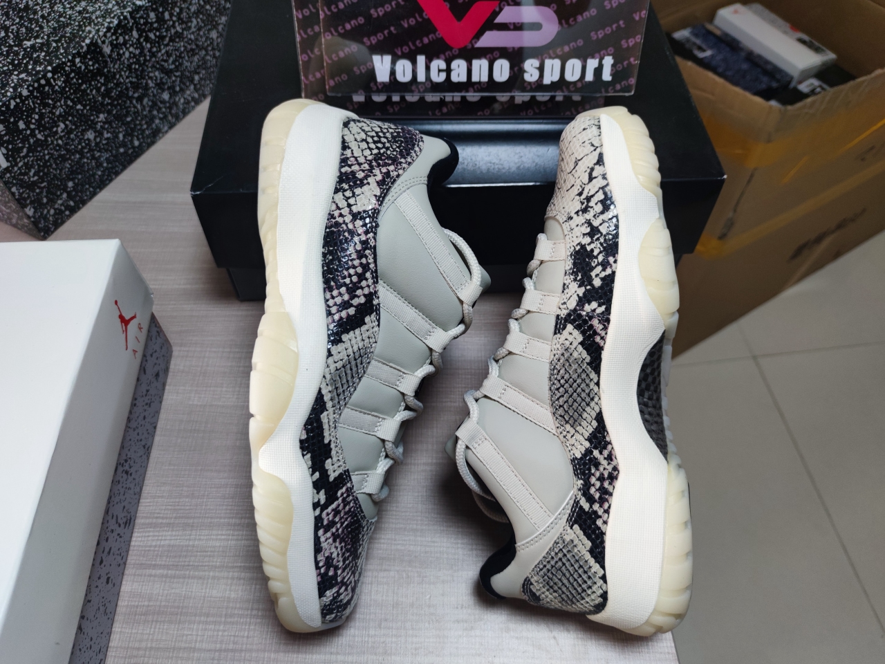 Jordan 11 Low “Snakeskin” CD6846 002
