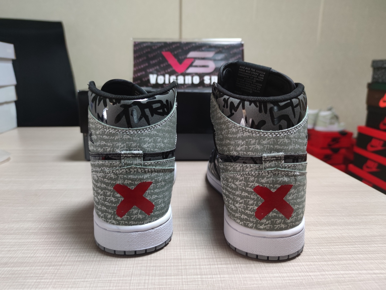 Jordan 1 High OG “Rebellionaire” 555088-036