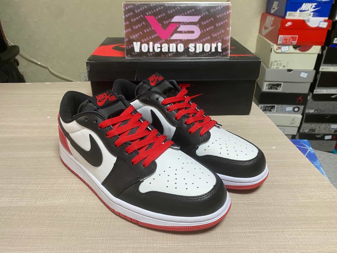 Jordan 1 Retro Low OG Black Toe CZ0858-106