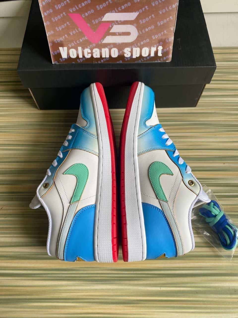 Jordan 1 Low SE University Blue Gradient FN8895-141