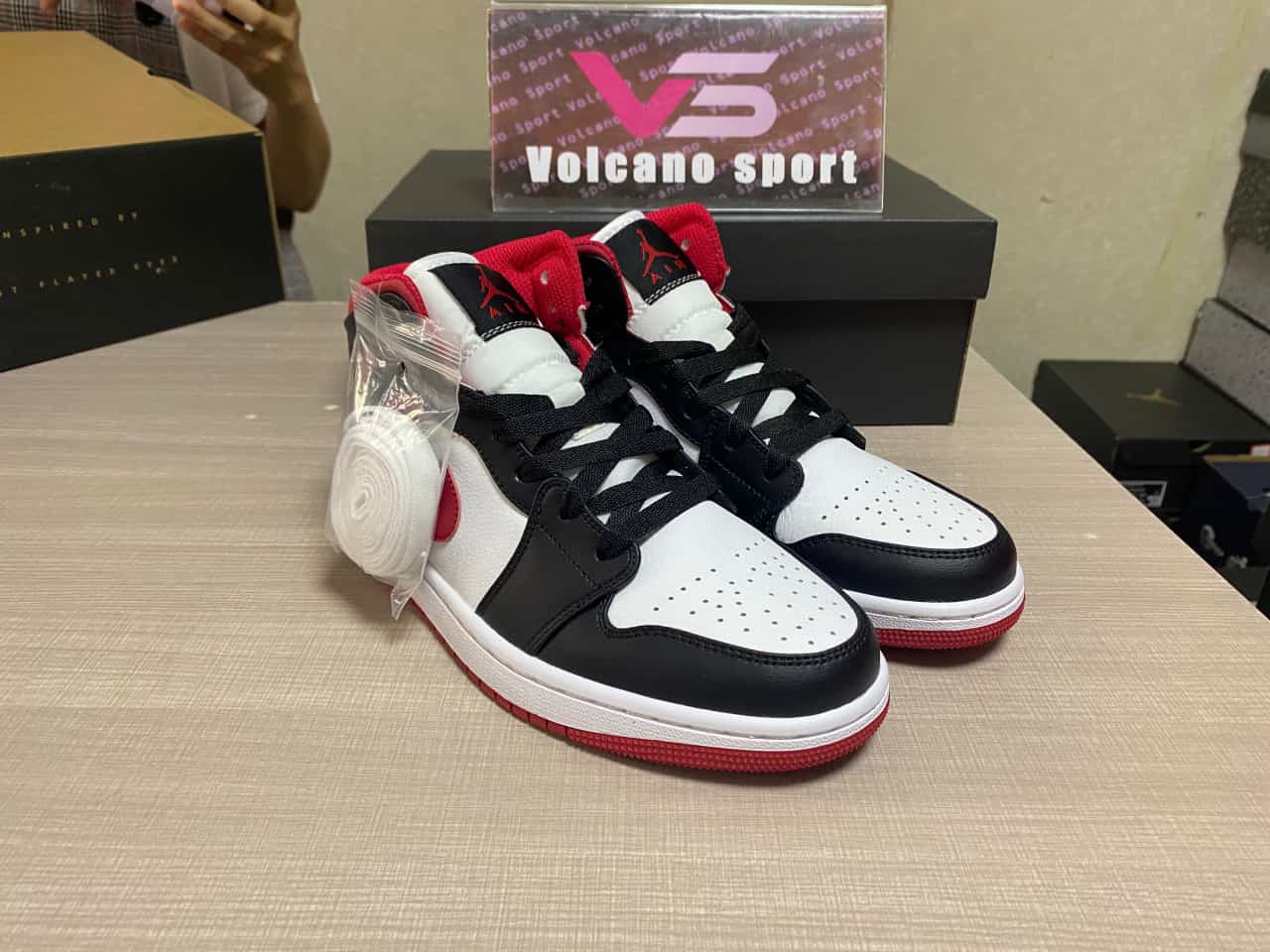 Jordan 1 Mid Gym Red Black White DJ4695-122