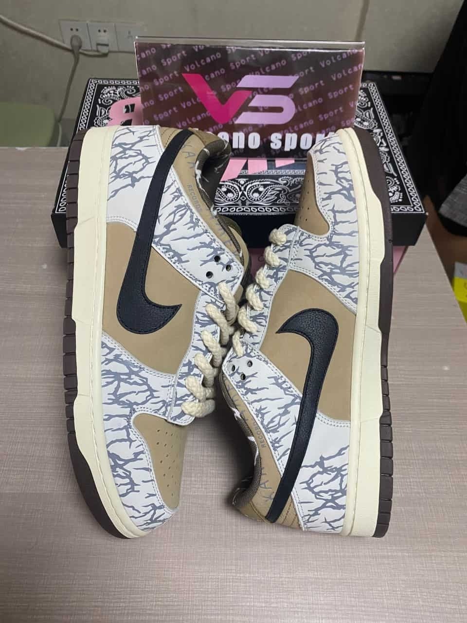 Travis Scott x Nike SB Dunk Low CT5053-010