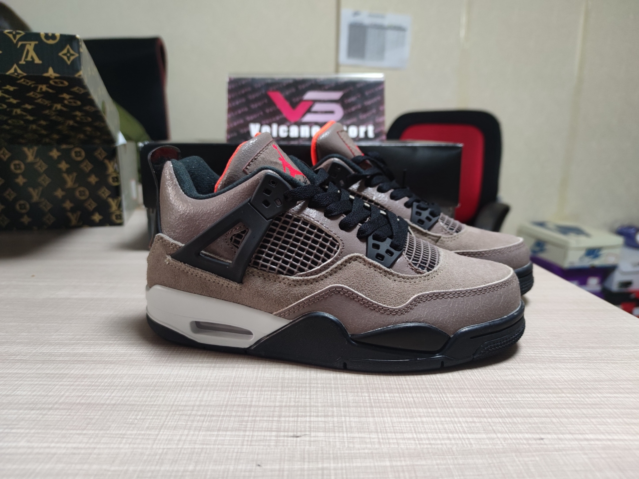 Jordan 4 Retro Taupe Haze DB0732-200