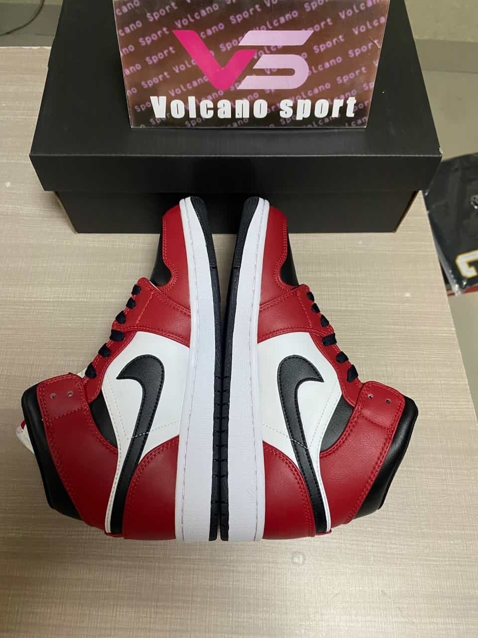 Jordan 1 Mid Chicago Toe 554724-069