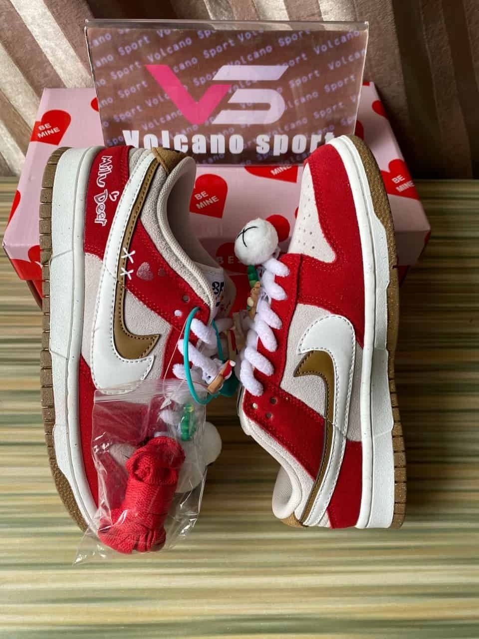 Dunk Low SE 85 Merry Christmas Red/White/Brown DO9457-112
