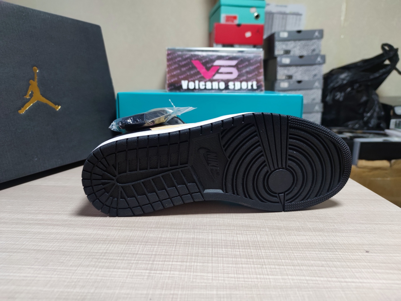 Jordan 1 Mid Tartan Swoosh DZ5329 001