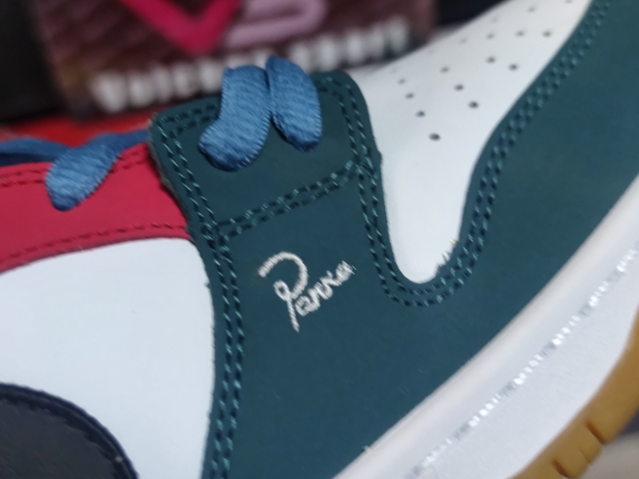 SB Dunk Low Pro QS Parra (Friends & Family) DH7695-100