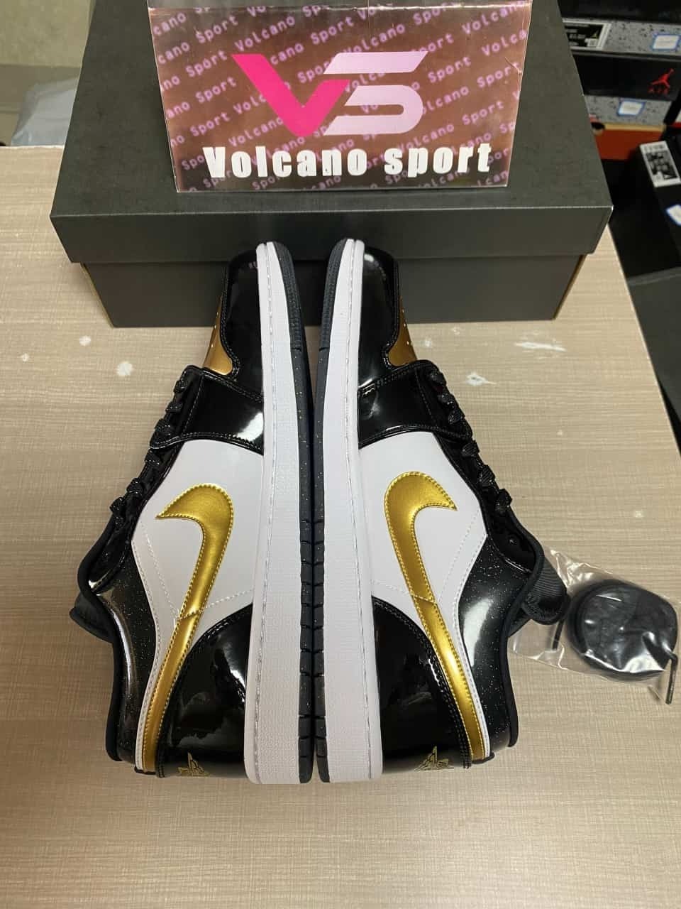 Jordan 1 Low SE Gold Toe DR6970-071