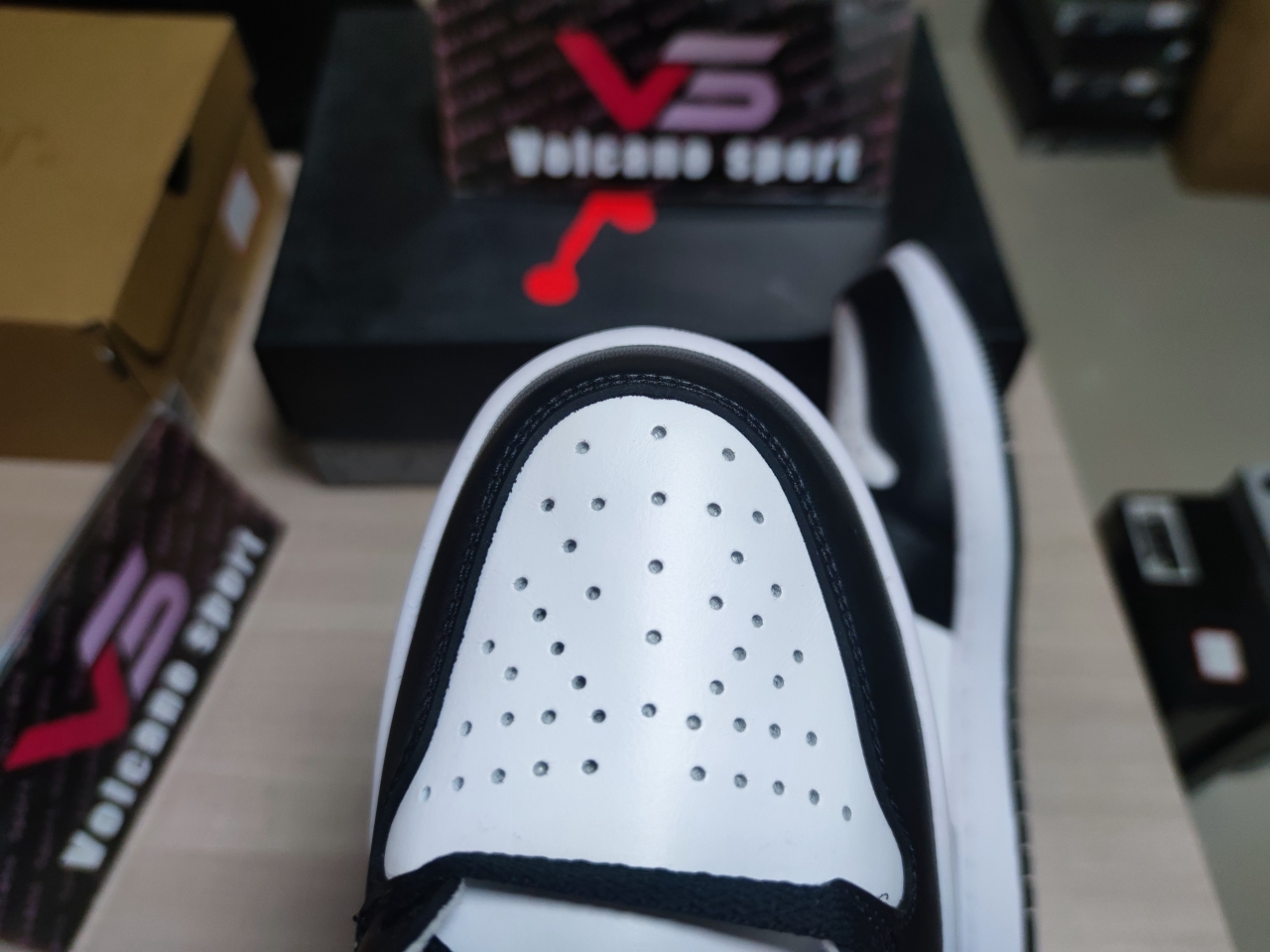 Jordan 1 Retro Black White 555088 010