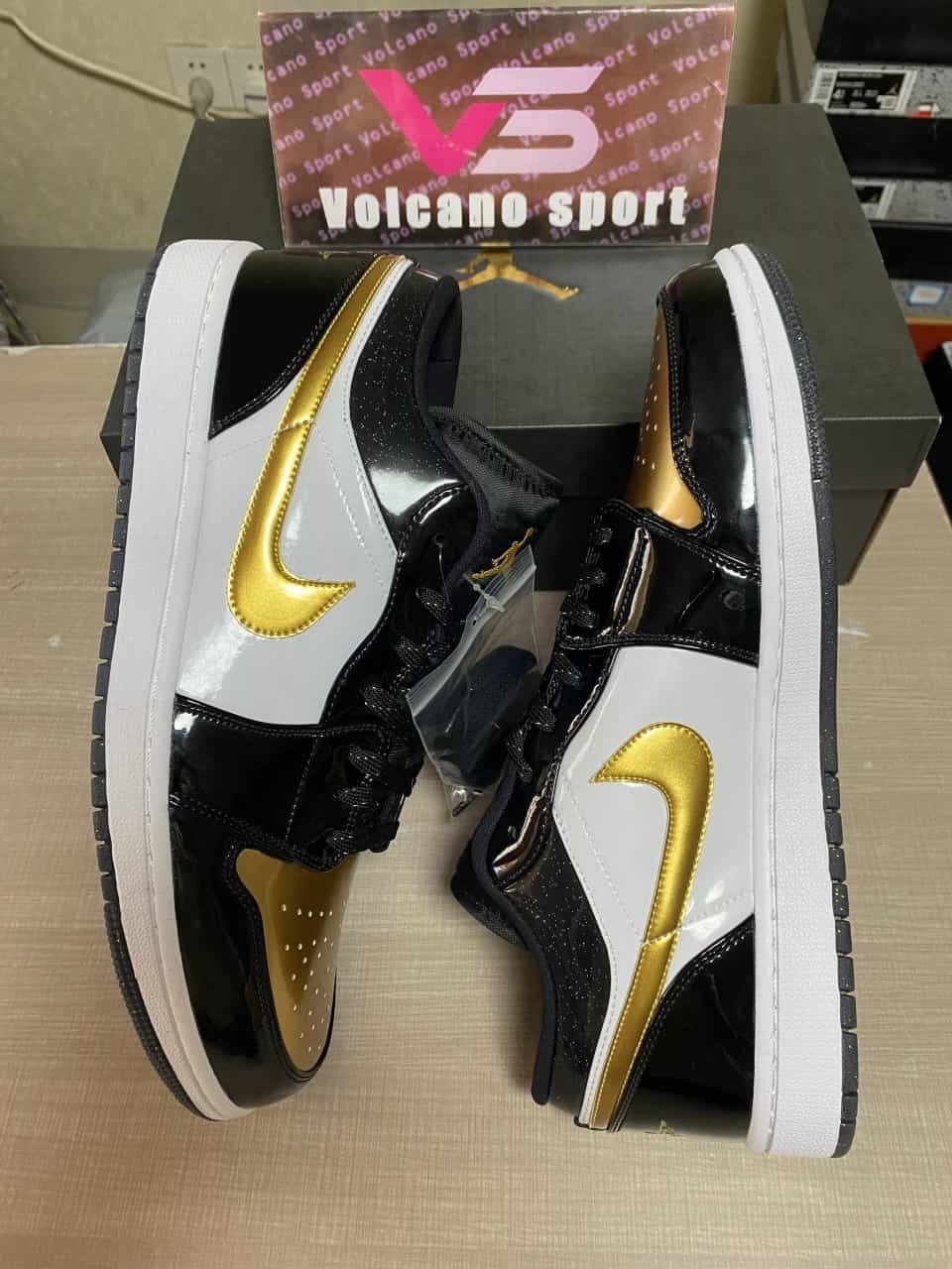 Jordan 1 Low SE Gold Toe DR6970-071