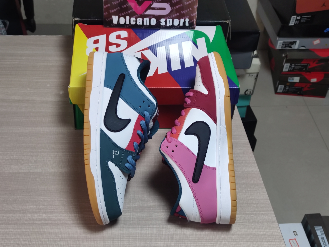 SB Dunk Low Pro QS Parra (Friends & Family) DH7695-100