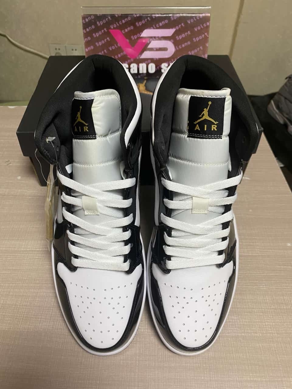 Jordan 1 Mid Patent Black White Gold 852542-007