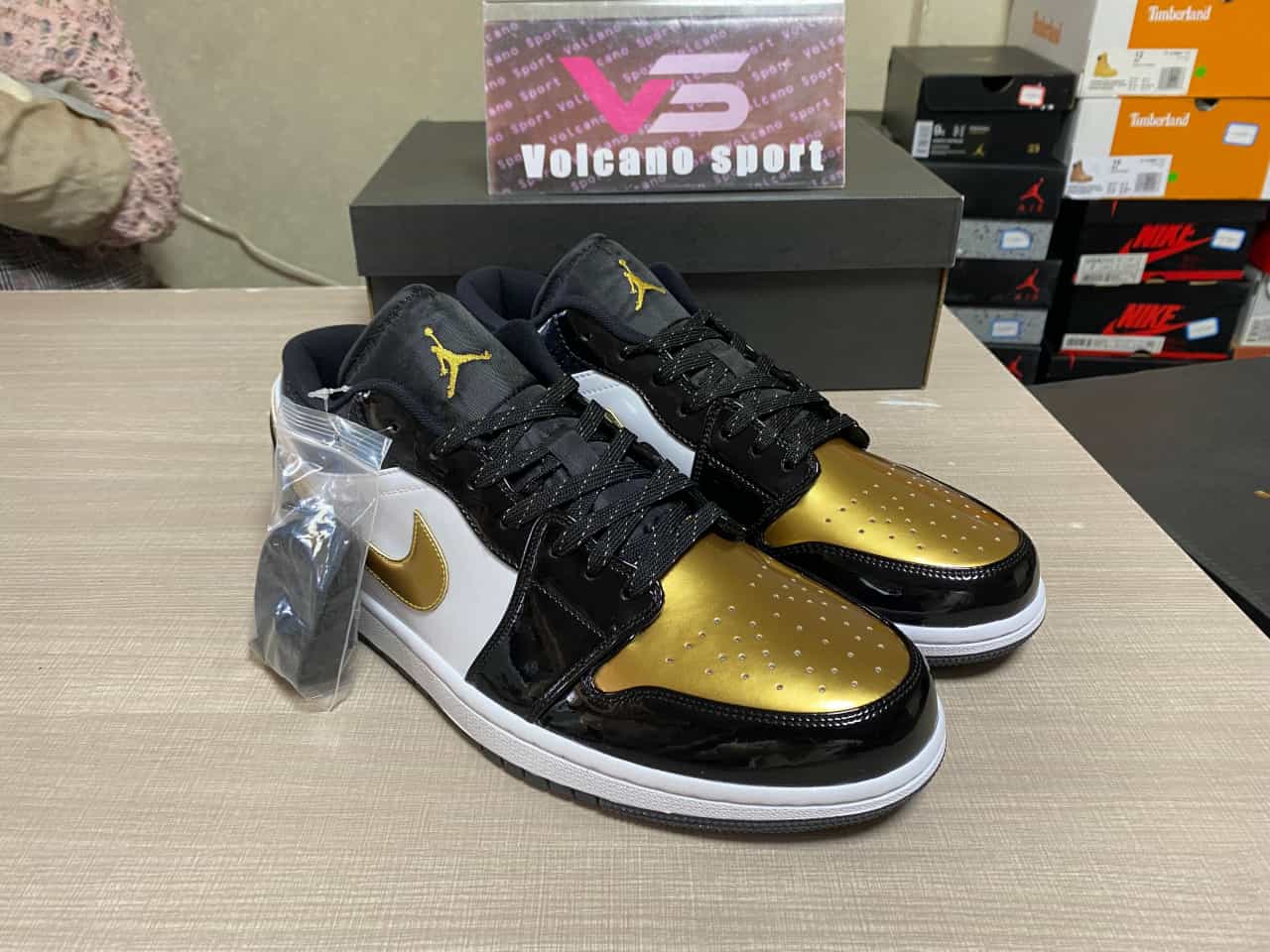 Jordan 1 Low SE Gold Toe DR6970-071