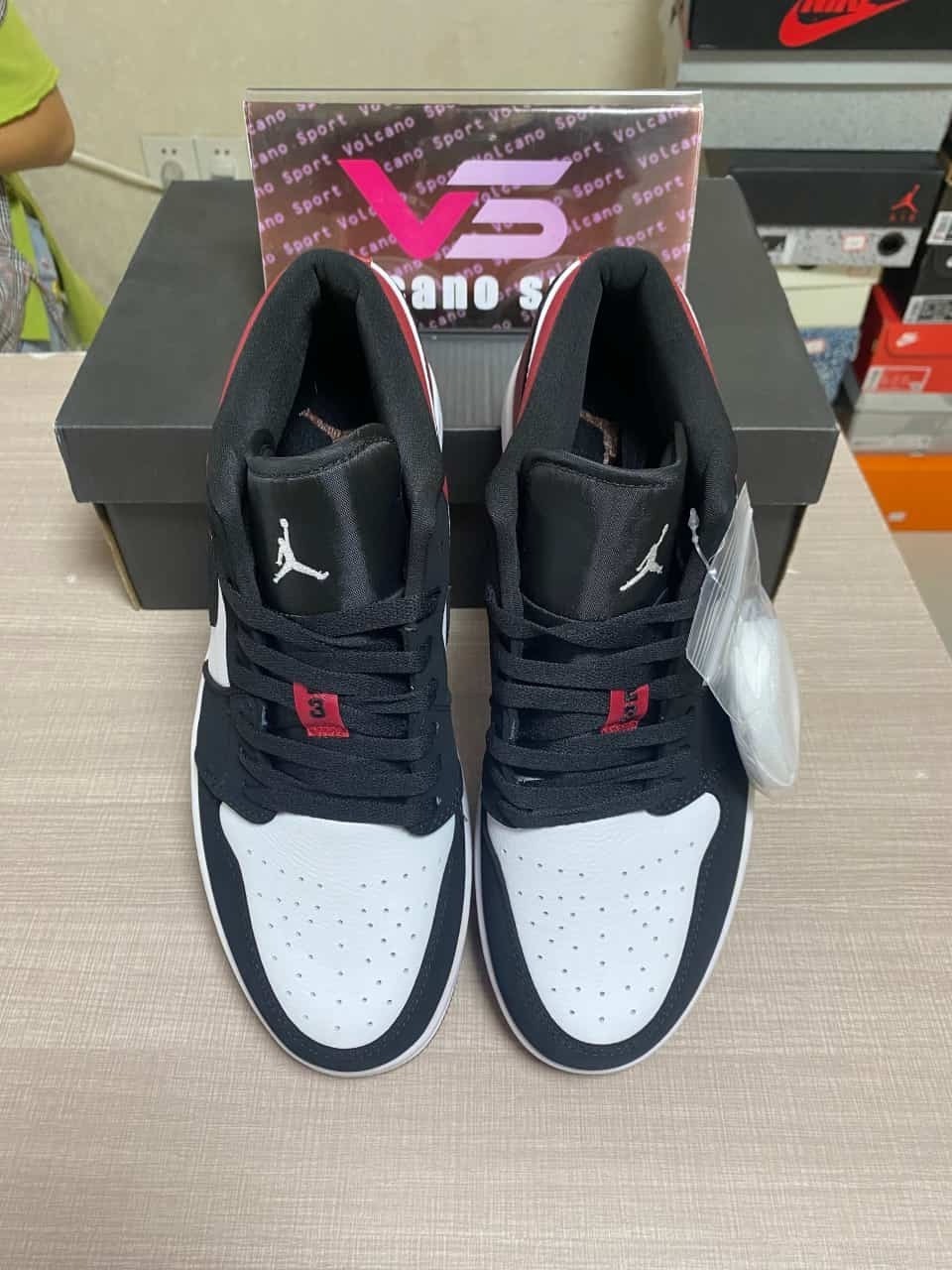 Jordan 1 Low Black Toe (2019) 553558-116