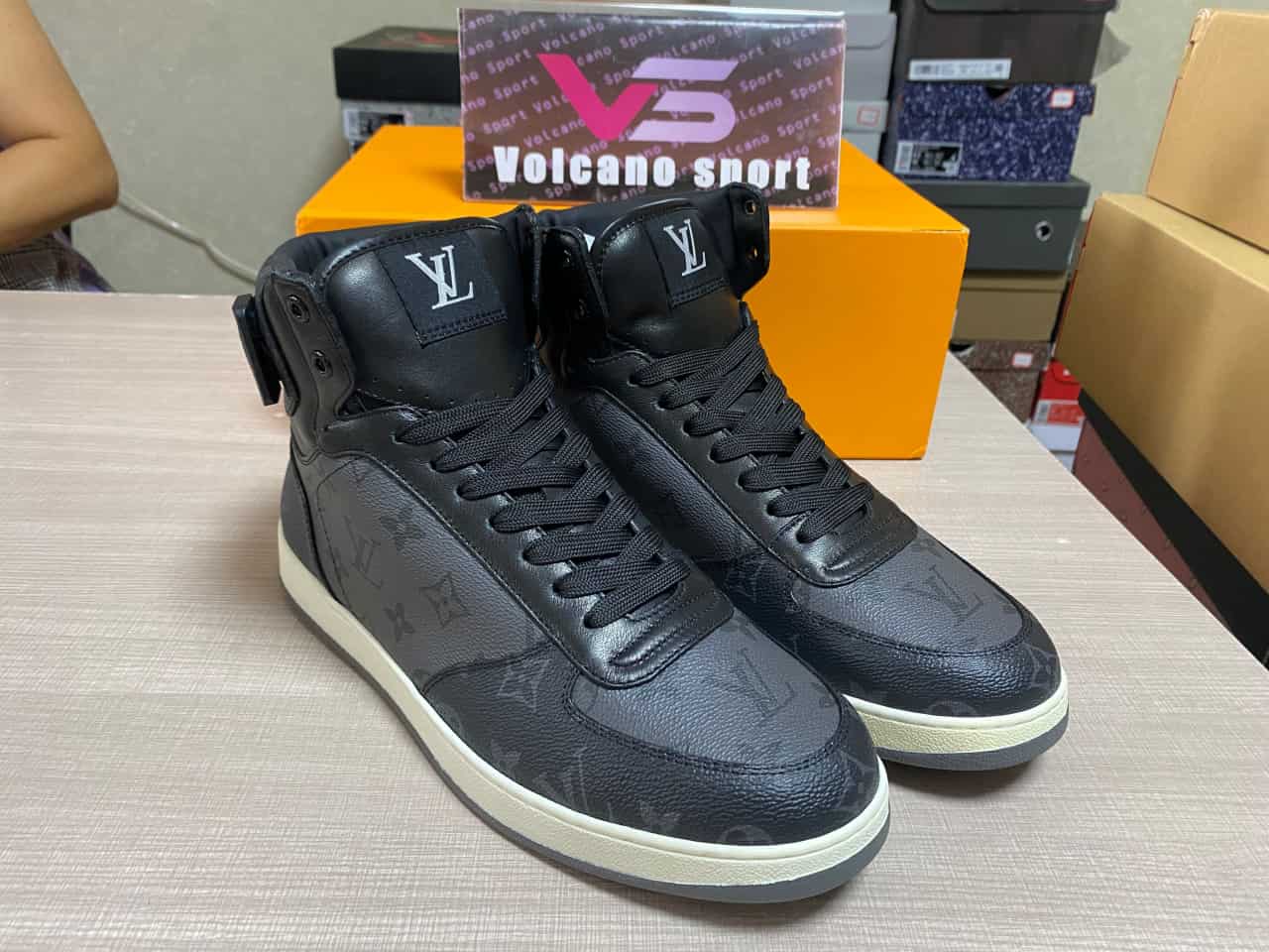 LV Rivoli Line High Cut Gray Black