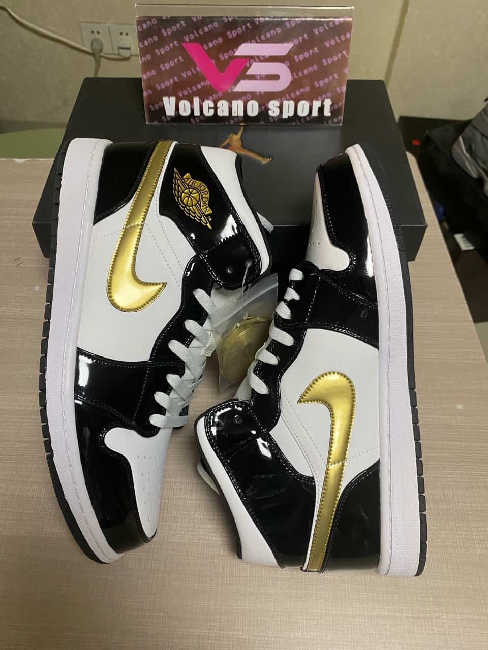 Jordan 1 Mid Patent Black White Gold 852542-007