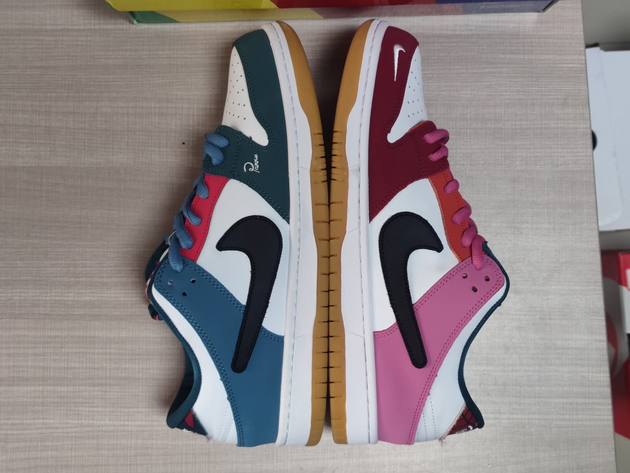 SB Dunk Low Pro QS Parra (Friends & Family) DH7695-100