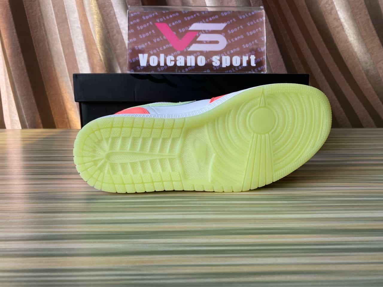 Jordan 1 Low SE Lava Glow FN6772-671