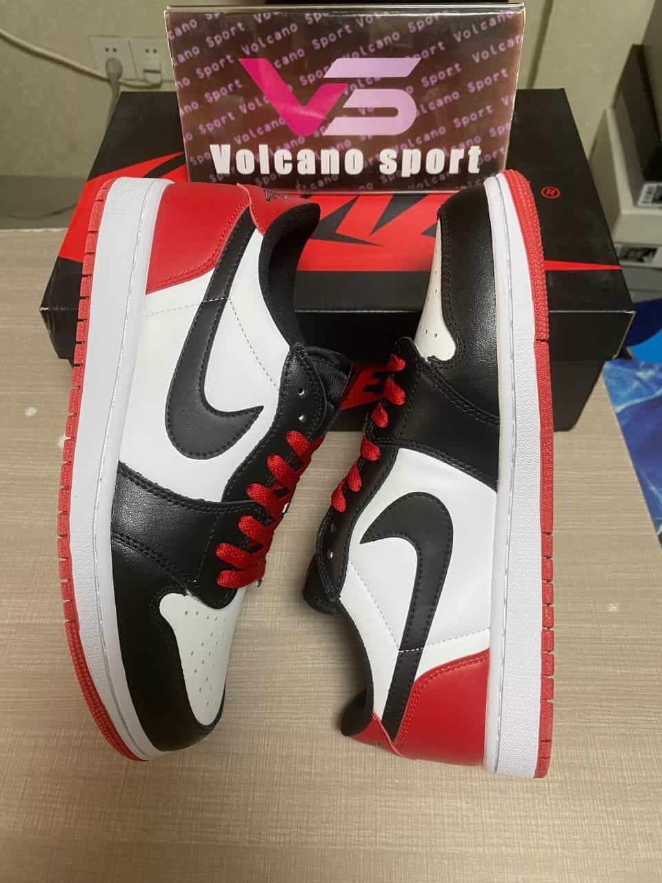Jordan 1 Retro Low OG Black Toe CZ0858-106