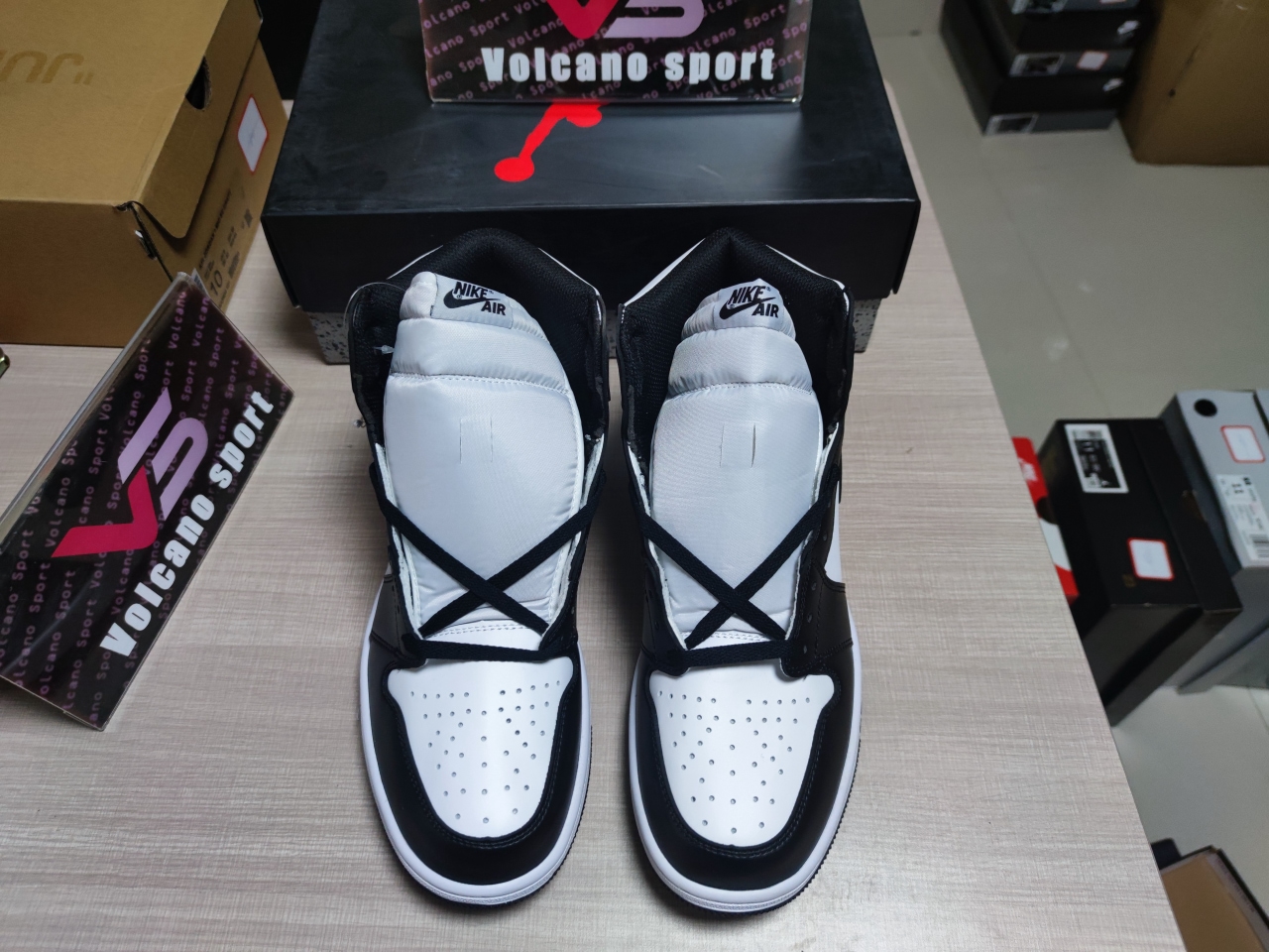 Jordan 1 Retro Black White 555088 010