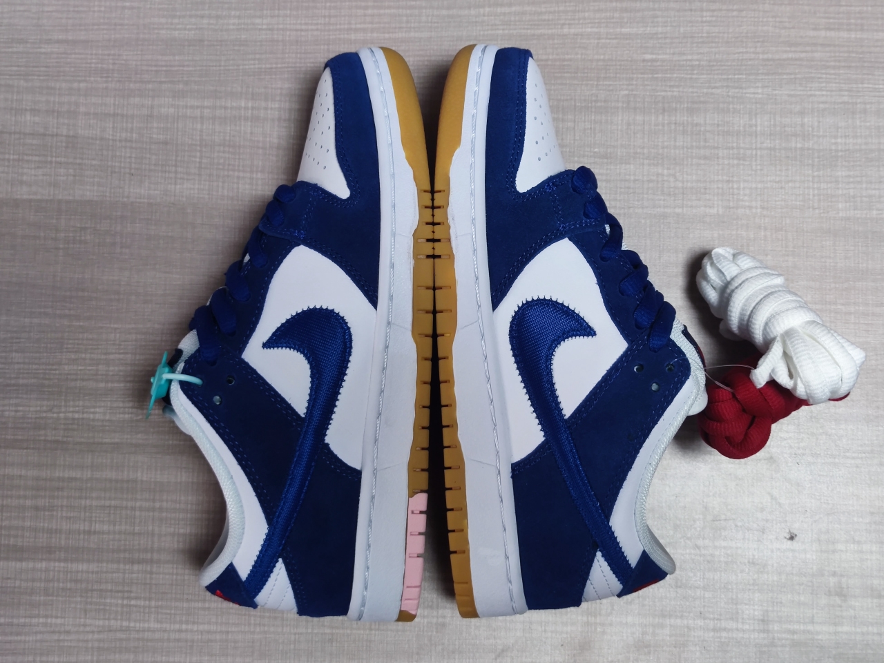 SB Dunk Low Los Angeles Dodgers DO9395-400