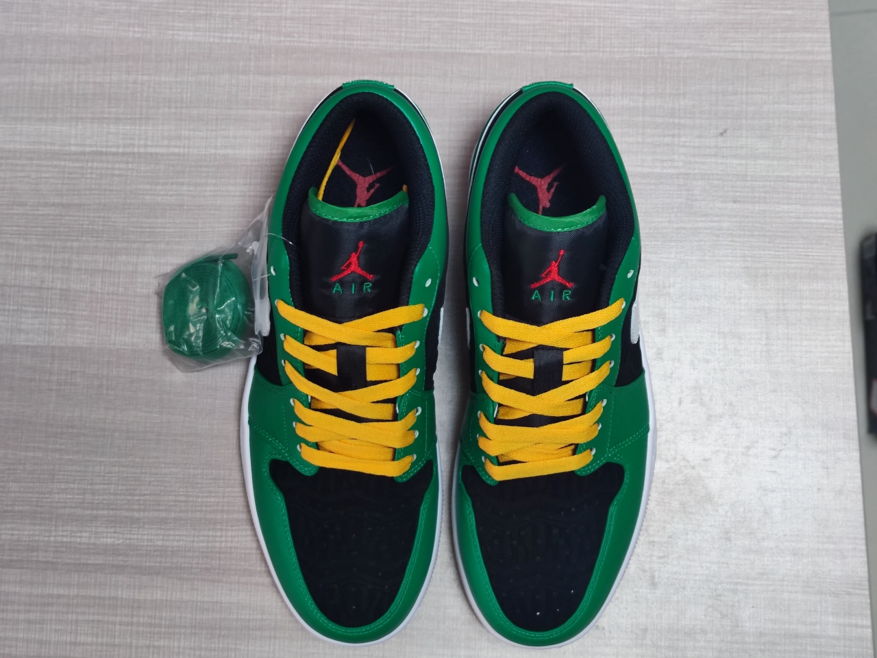 Jordan 1 Low SE Holiday Special (2022) DQ8422 300