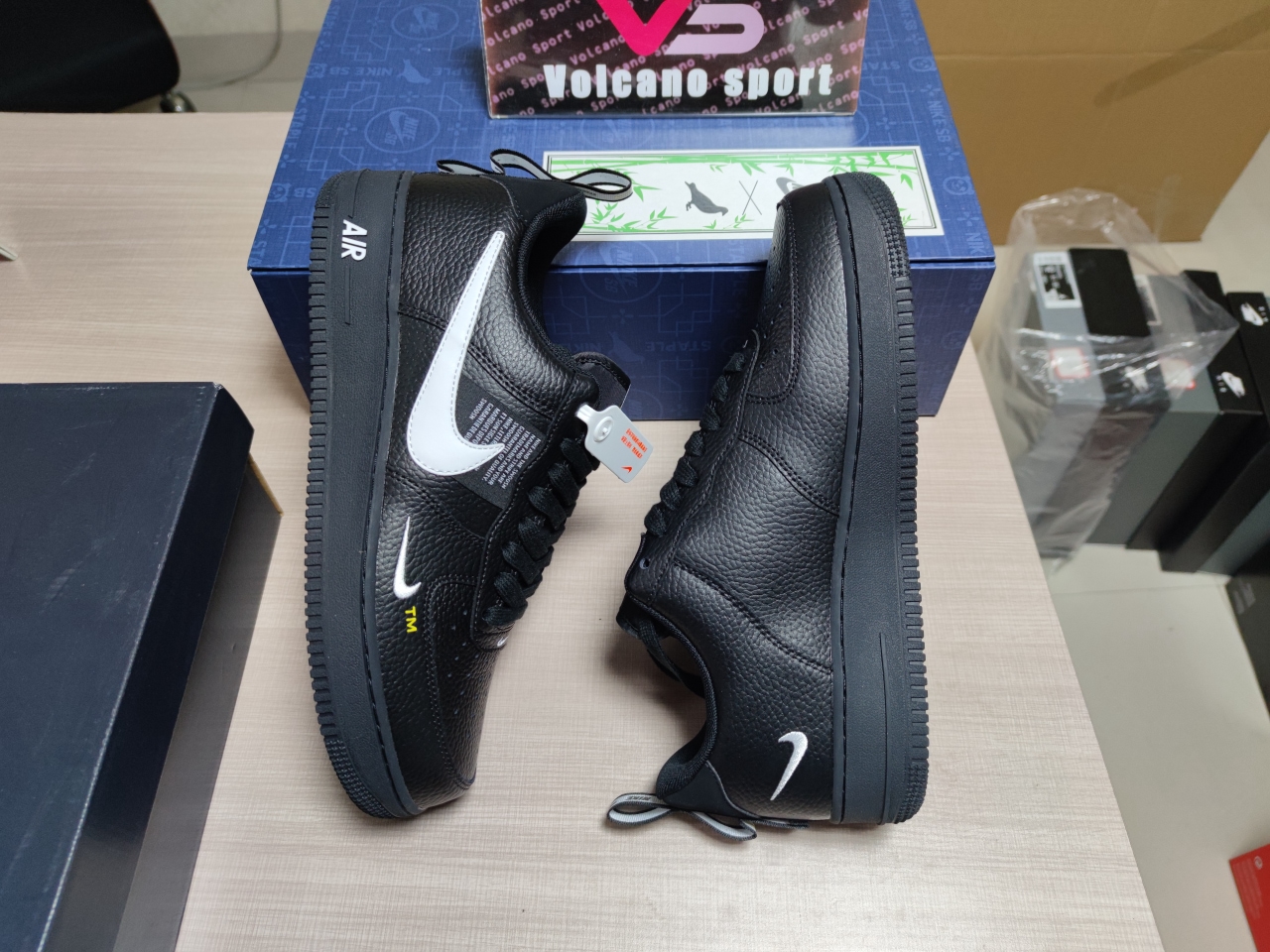 Air Force 1 Low Utility Black White AJ7747 001