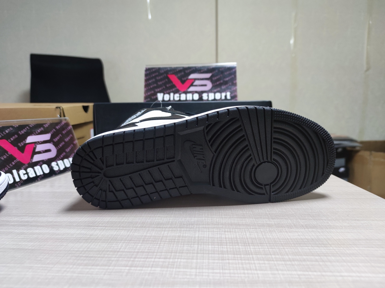 Jordan 1 Retro Black White 555088 010