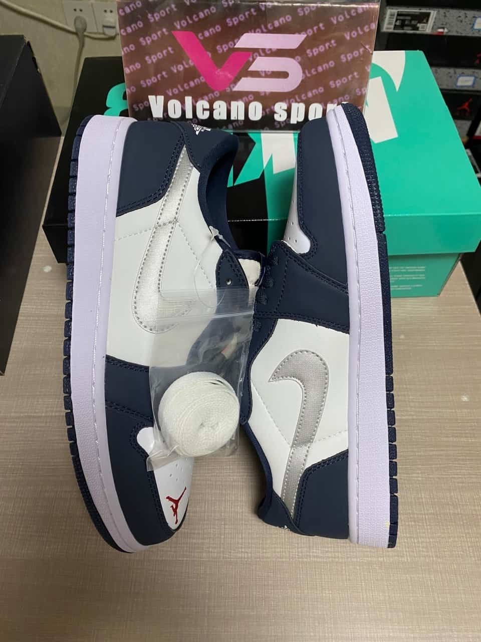 Jordan 1 Low SB Midnight Navy CJ7891-400