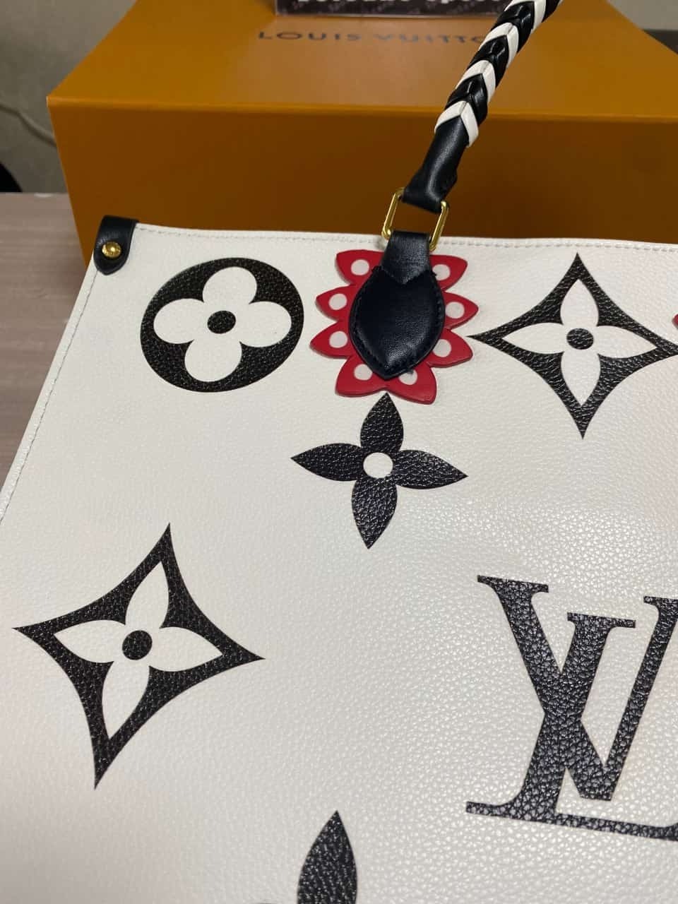 Louis Vuitton Crafty Onthego cream white