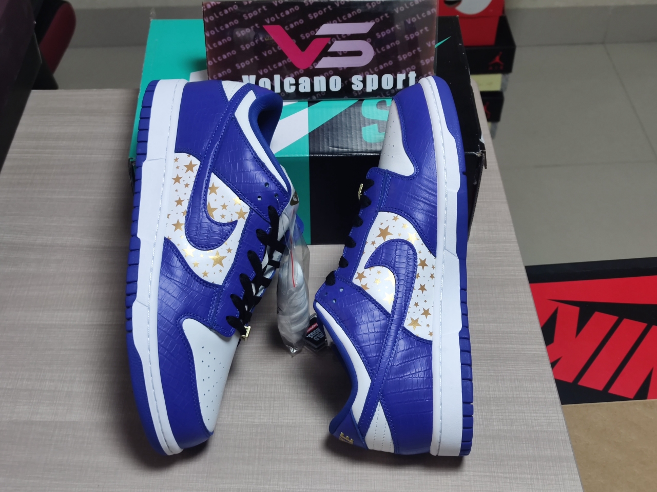 SB Dunk Low Supreme Stars Hyper Royal DH3228 100