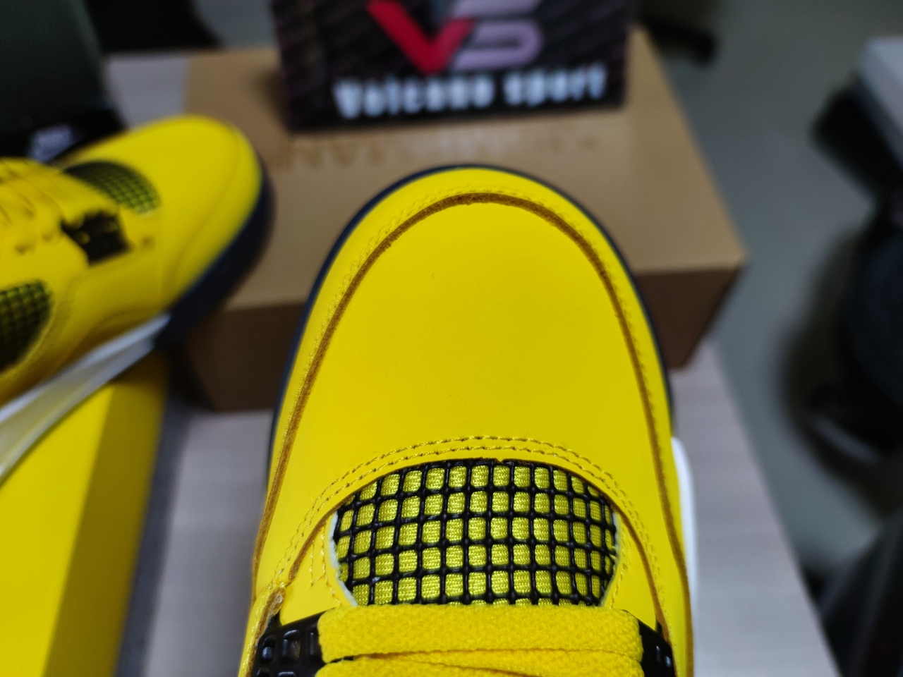 Jordan 4 “Lightning”CT8527-700