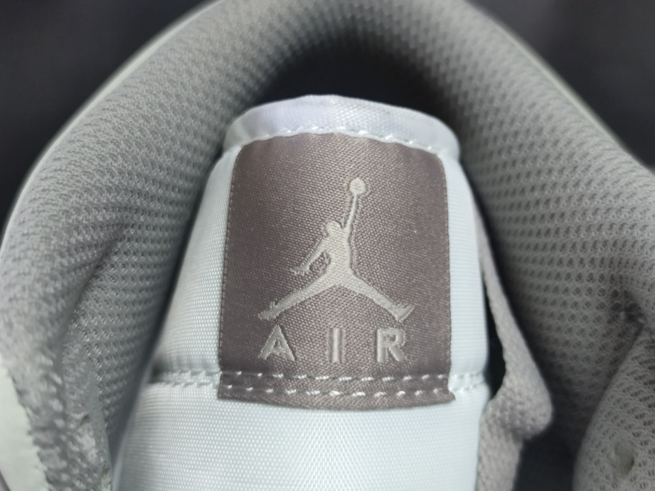 Jordan 1 Mid Linen 554724 082