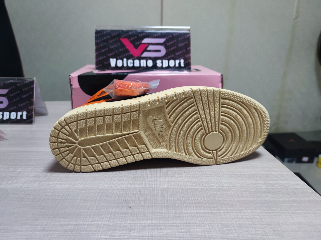 Jordan 1 Retro High Shattered Backboard 3.0 555088 028