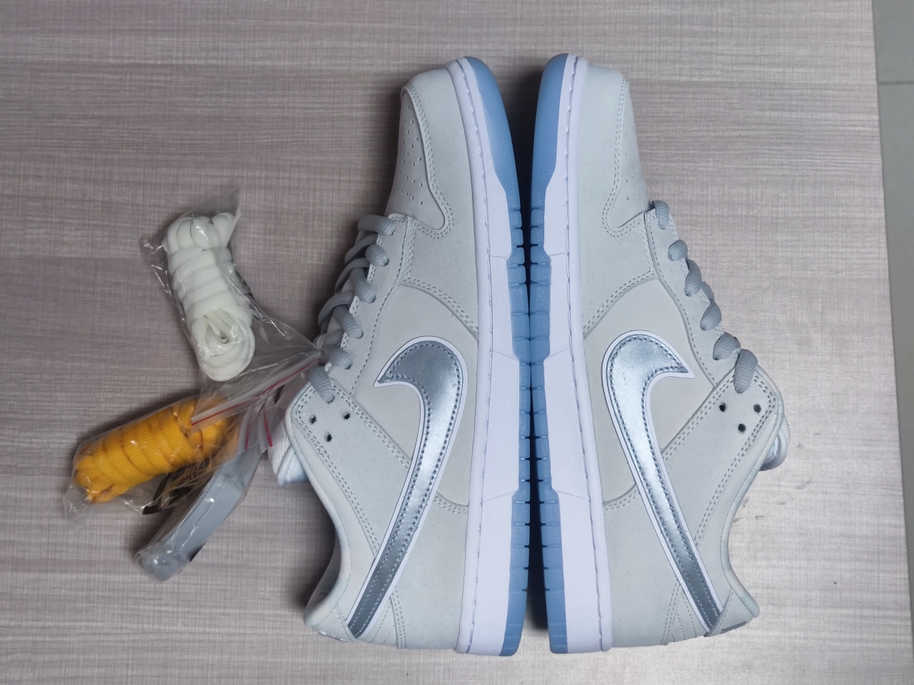 SB Dunk Low White Lobster FD8776-100
