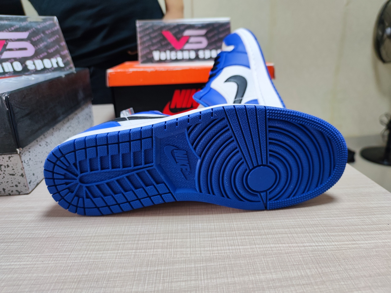 Jordan 1 Low Hyper Royal Orange Peel 553558-401