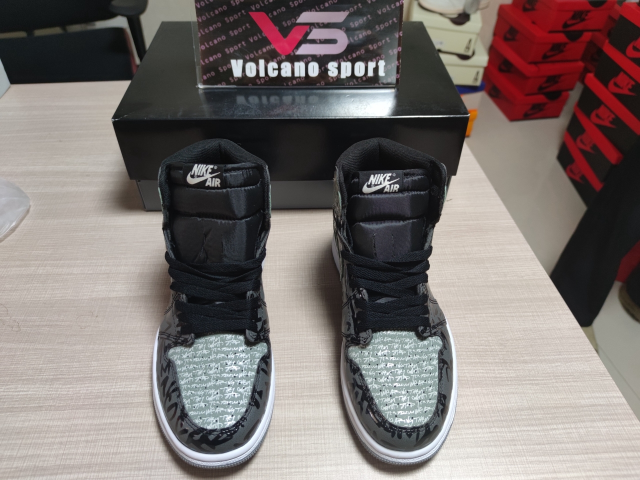 Jordan 1 High OG “Rebellionaire” 555088-036