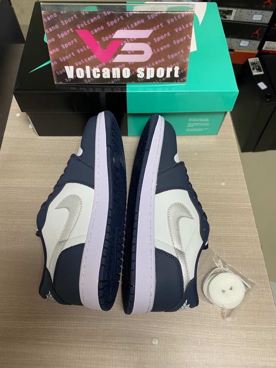 Jordan 1 Low SB Midnight Navy CJ7891-400