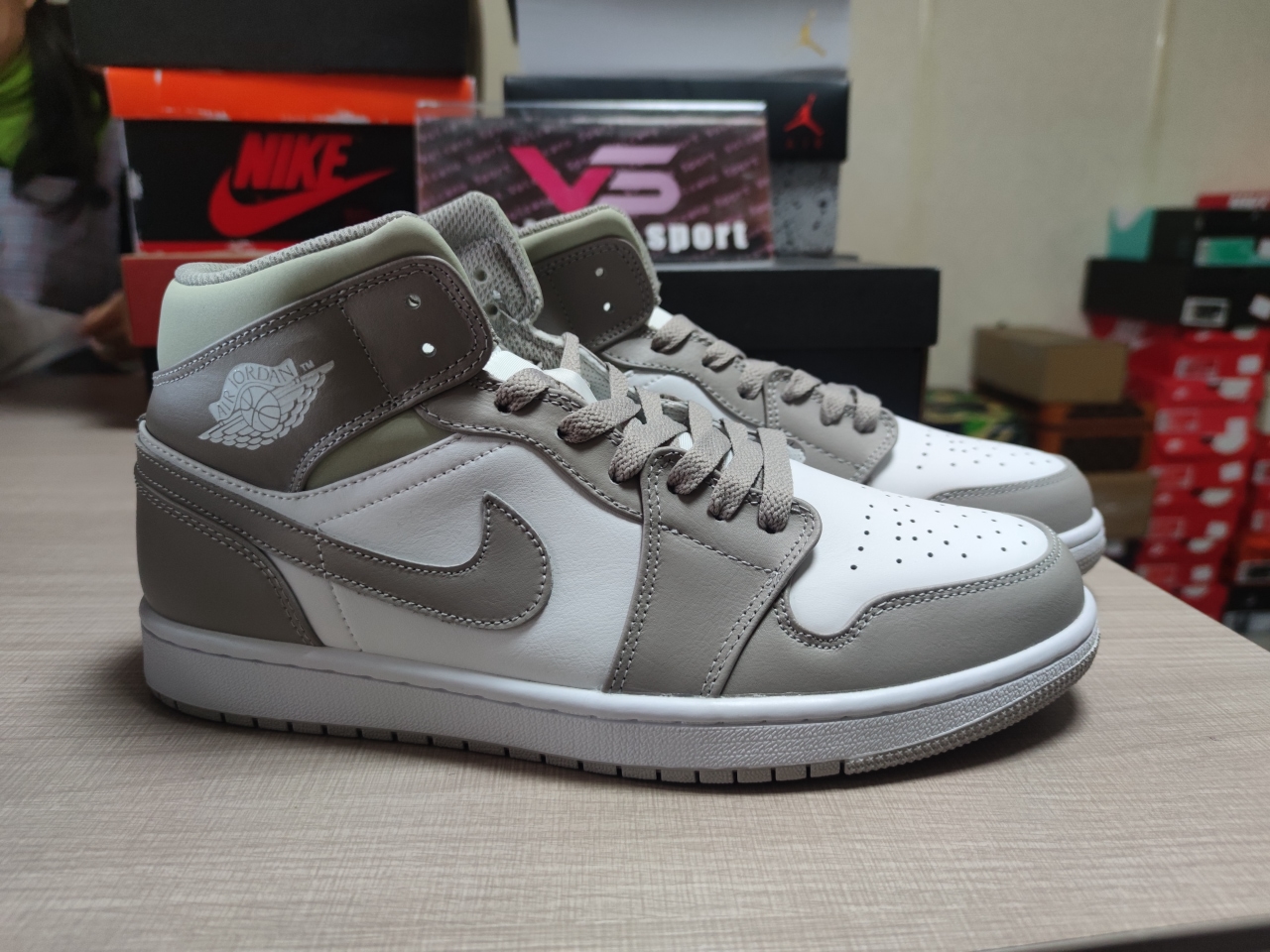 Jordan 1 Mid Linen 554724 082