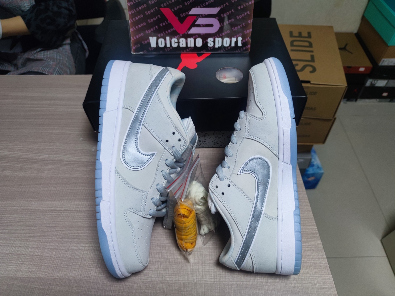 SB Dunk Low White Lobster FD8776-100