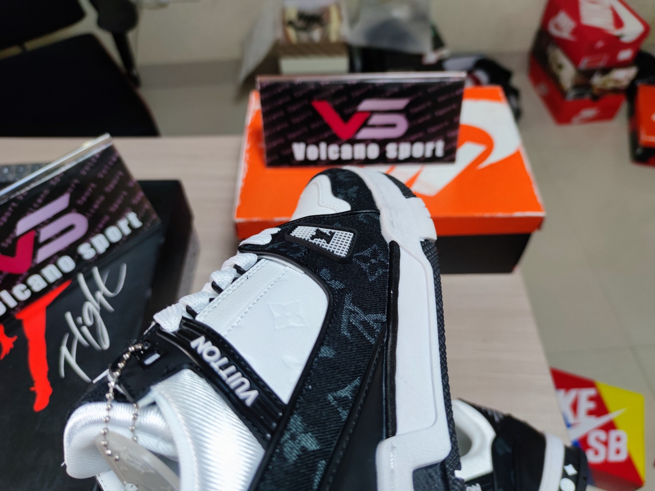 LV TRAIL SNEAKER Black White