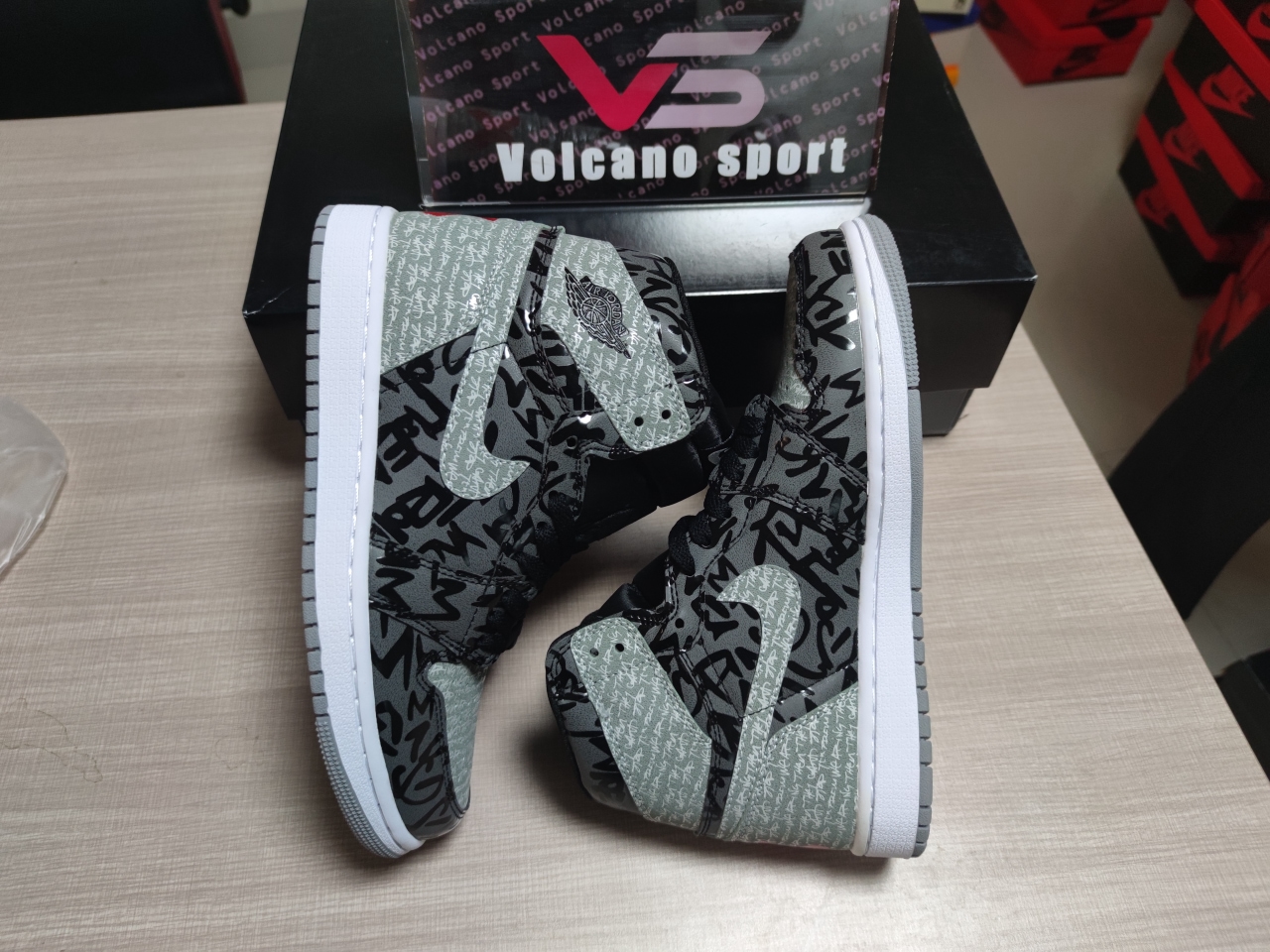 Jordan 1 High OG “Rebellionaire” 555088-036