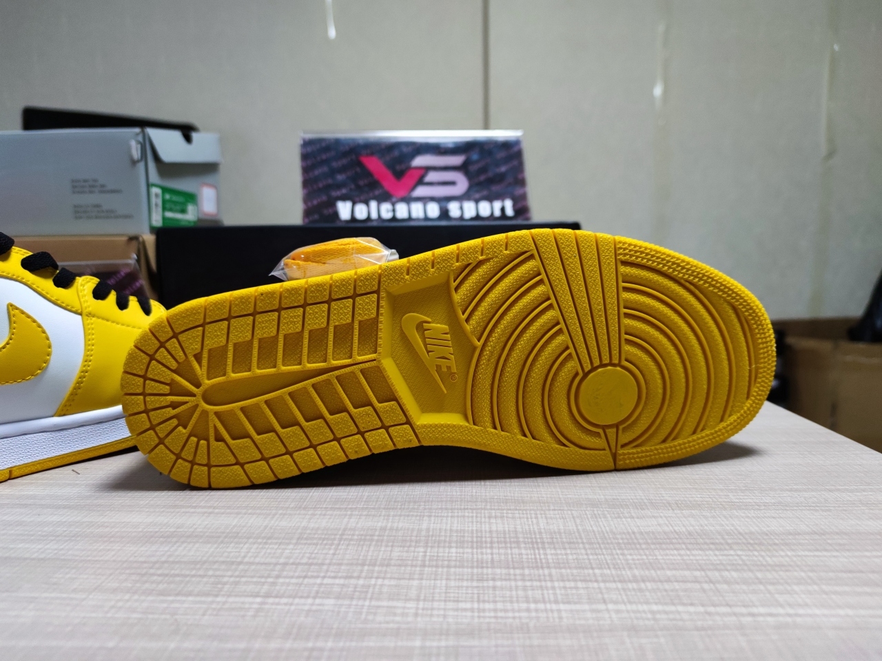 Jordan 1 Low Taxi 553560 701