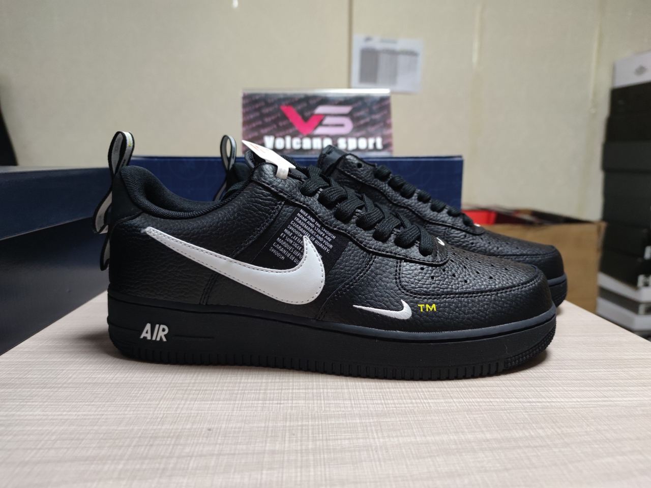 Air Force 1 Low Utility Black White AJ7747 001