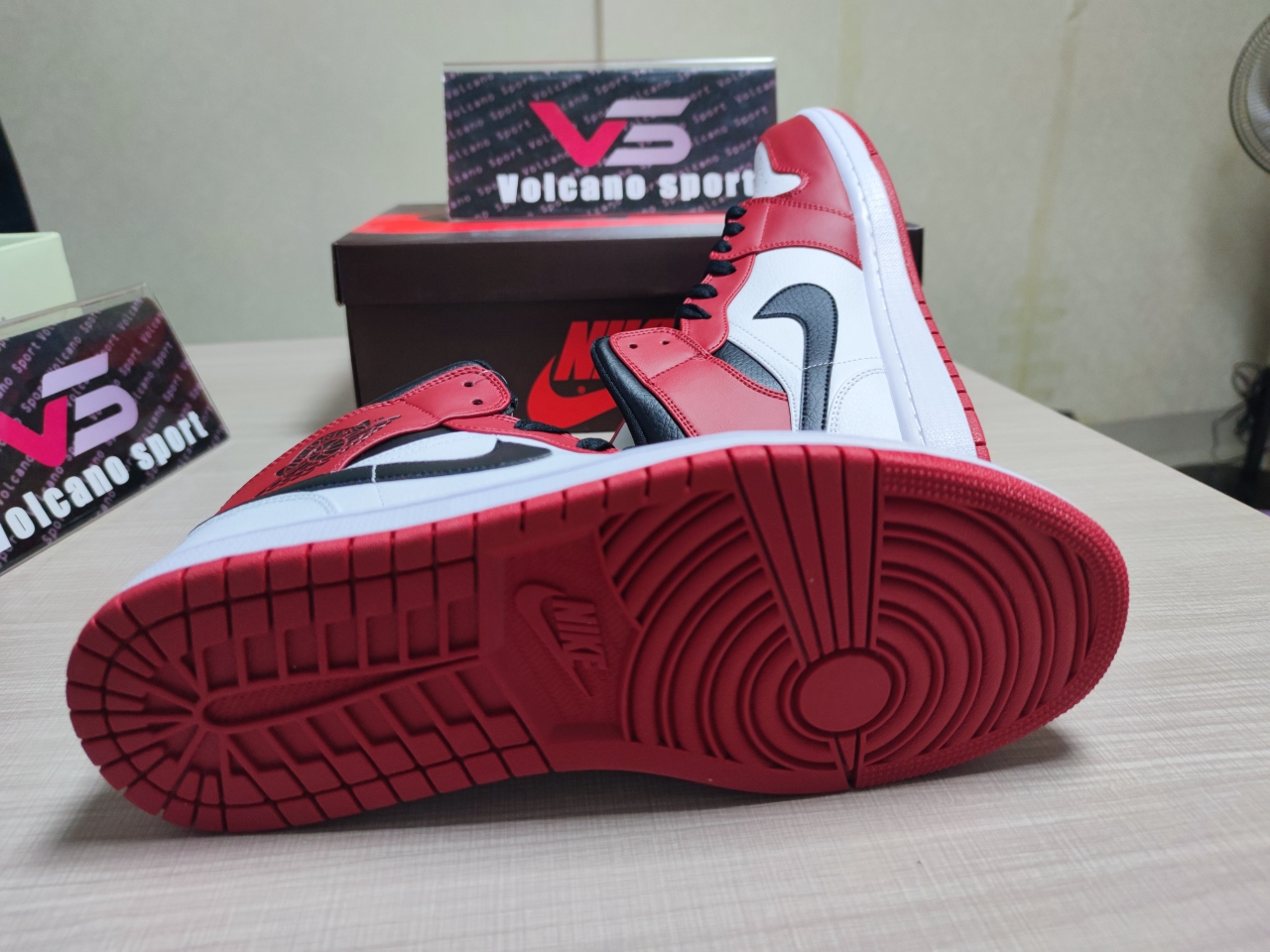 Jordan 1 Mid Chicago 554724-173