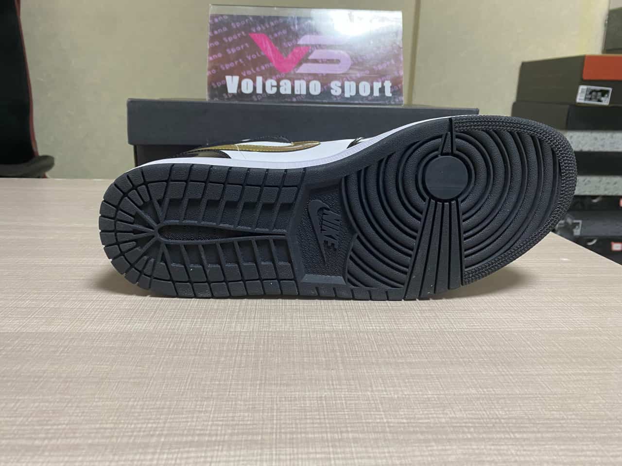 Jordan 1 Mid Patent Black White Gold 852542-007